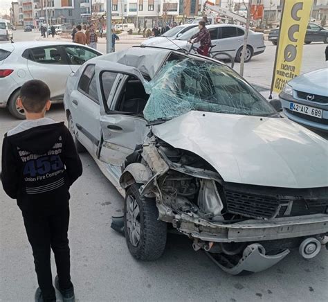 K­o­n­y­a­­d­a­ ­y­o­l­c­u­ ­m­i­n­i­b­ü­s­ü­ ­i­l­e­ ­o­t­o­m­o­b­i­l­ ­ç­a­r­p­ı­ş­t­ı­:­ ­8­ ­y­a­r­a­l­ı­